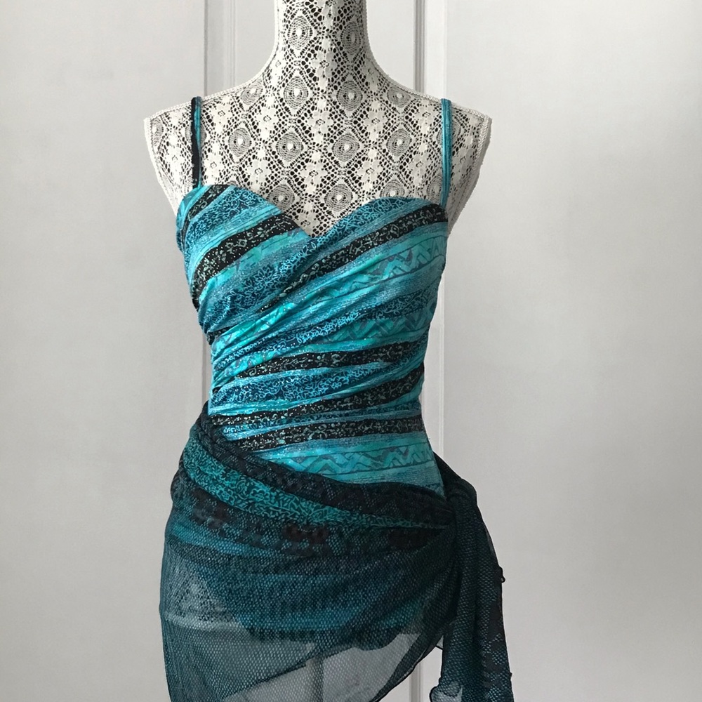 Oscar de la Renta a swimsuit and rap